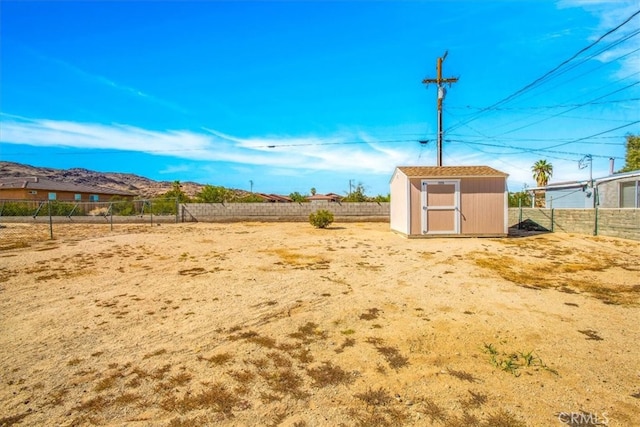 view of yard featuring a shed