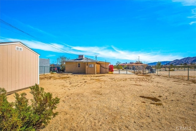 view of yard featuring a shed and a mountain view