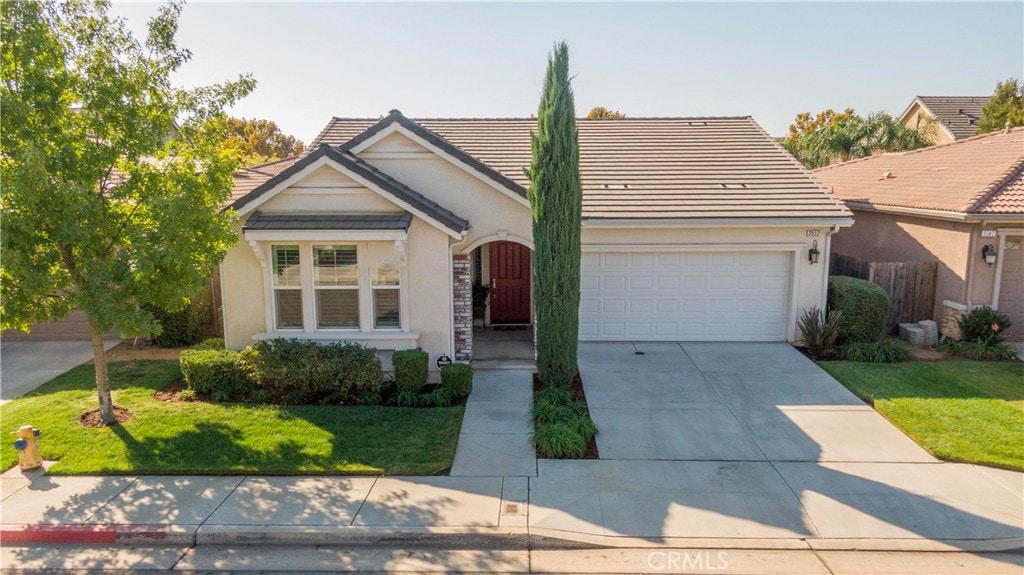 view of front of house featuring a front yard and a garage