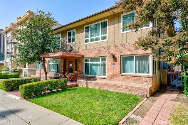 view of front of property featuring a front yard