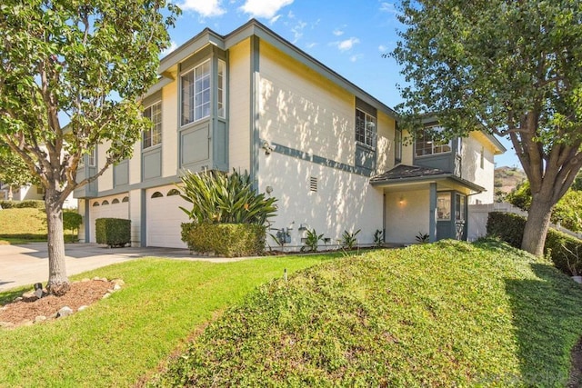 view of front of house featuring a front lawn and a garage