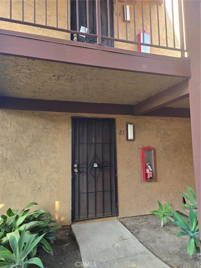 property entrance featuring a balcony