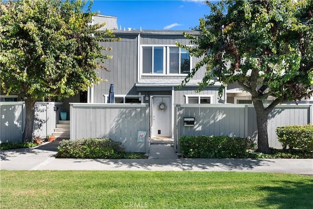 townhome / multi-family property featuring a front yard