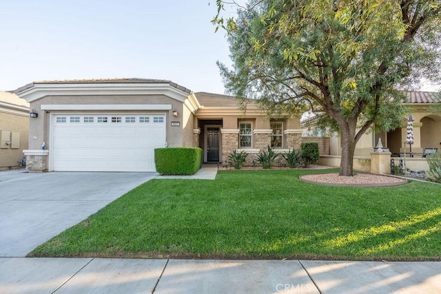 view of front facade featuring a garage and a front yard