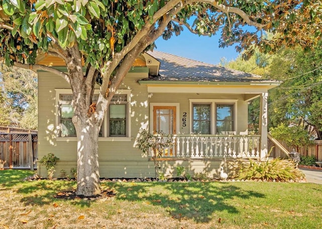 view of front facade featuring a front yard and a porch