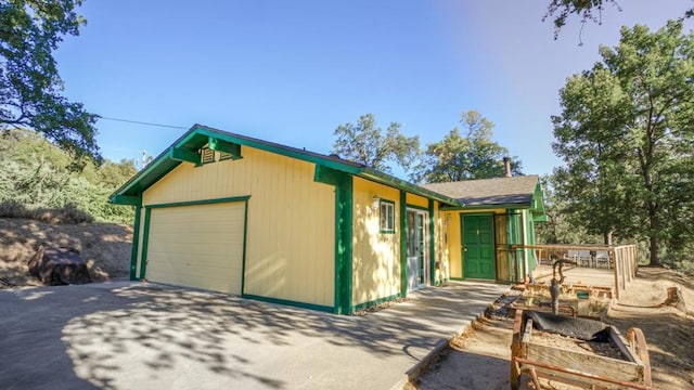 view of front facade featuring an outdoor structure and a garage