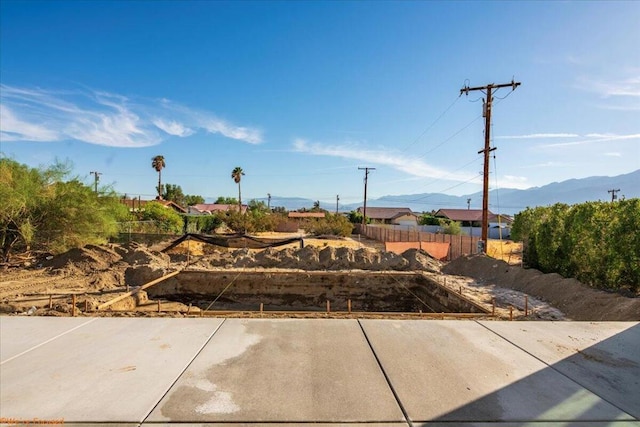 view of yard featuring a mountain view