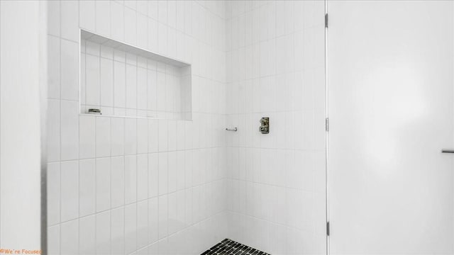 bathroom featuring tiled shower