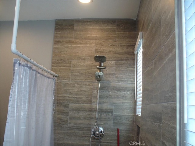 details featuring a shower with curtain