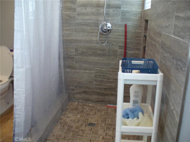 bathroom featuring a shower with shower curtain