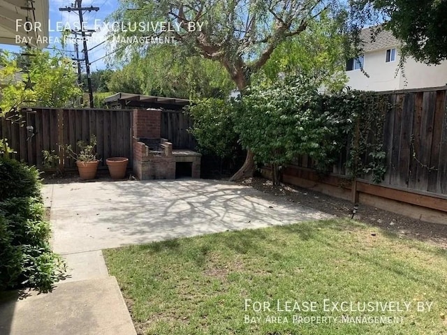 view of yard featuring a patio area