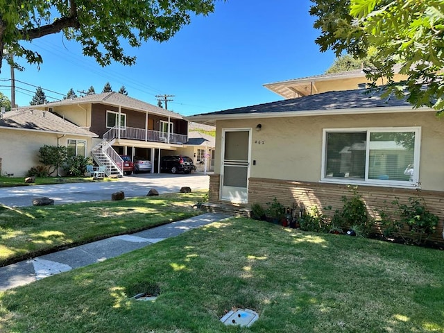 view of front facade with a front lawn