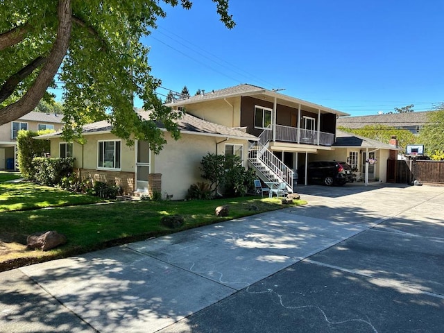 view of front of property featuring a front lawn