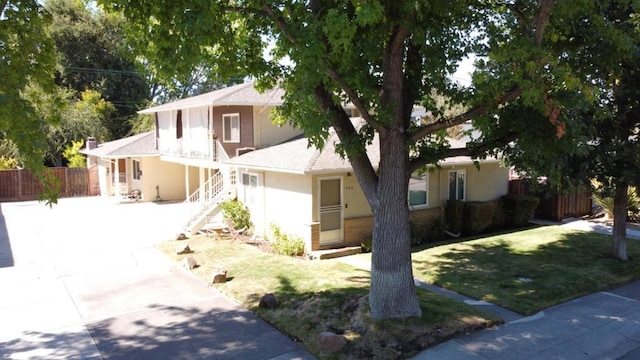 view of front of property with a front yard