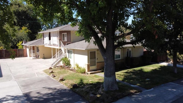 view of front of house with a front lawn