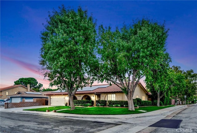 view of front of property featuring a yard