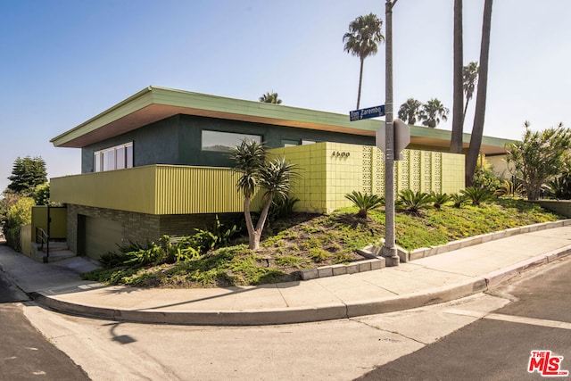 view of front facade featuring a garage