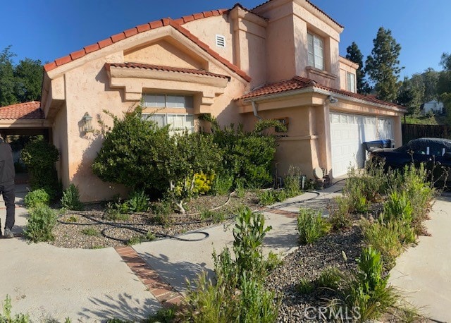 view of front facade featuring a garage