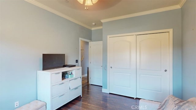 bedroom featuring ornamental molding, ceiling fan, a closet, and dark hardwood / wood-style flooring