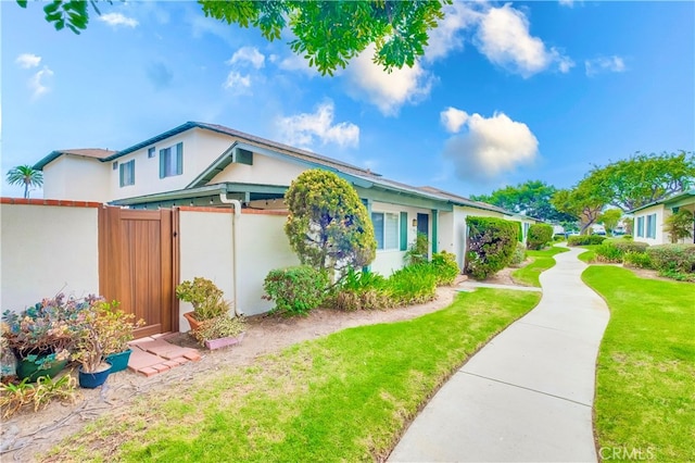 view of front of house featuring a front yard