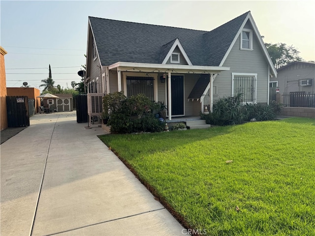 view of front of property featuring a front lawn