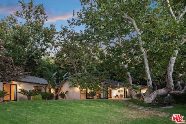 view of yard at dusk