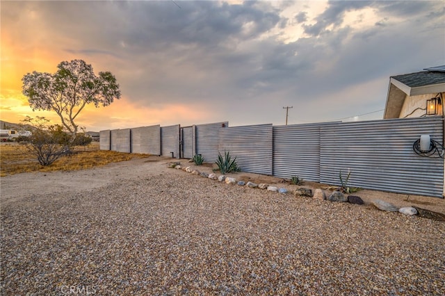 view of yard at dusk