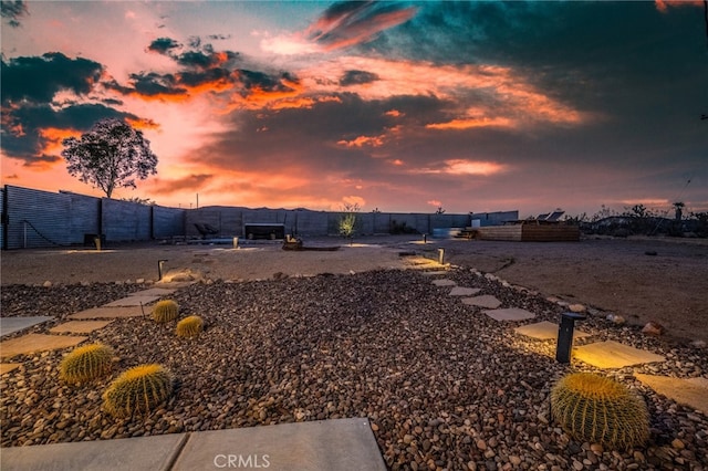 view of yard at dusk