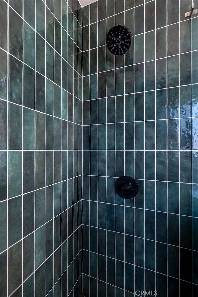 bathroom featuring tiled shower