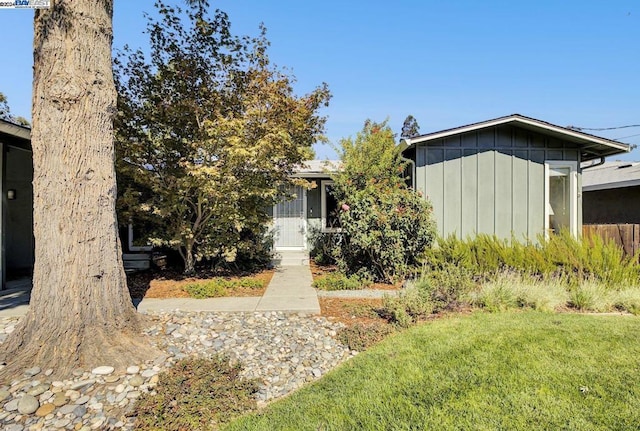 view of front of house with a front yard