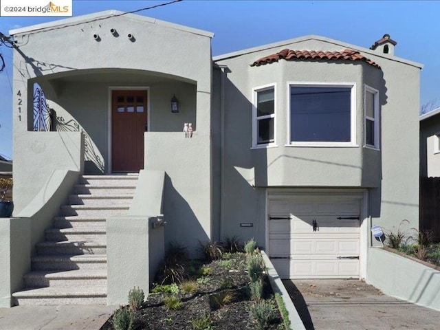 view of front of property featuring a garage