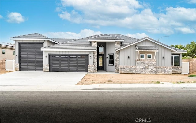 view of front facade featuring a garage