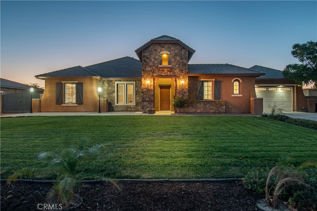 view of front of house featuring a yard and a garage