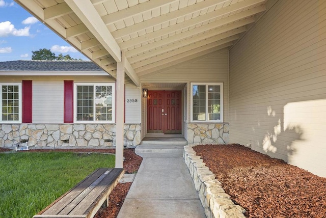 property entrance featuring a lawn