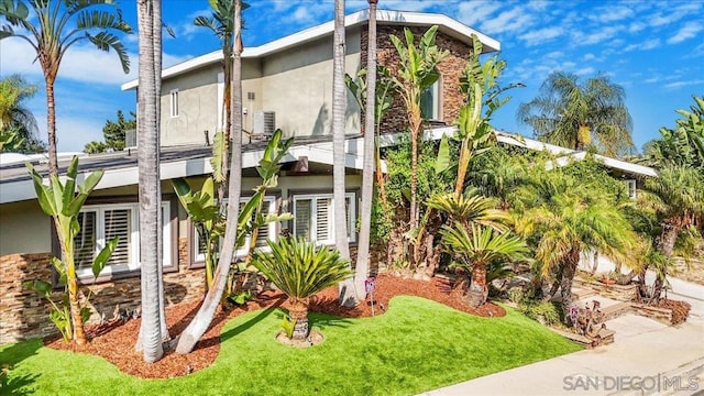 view of front of house featuring a front yard