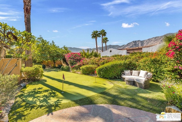 view of yard featuring a mountain view