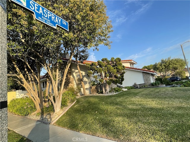 view of front of house featuring a front lawn