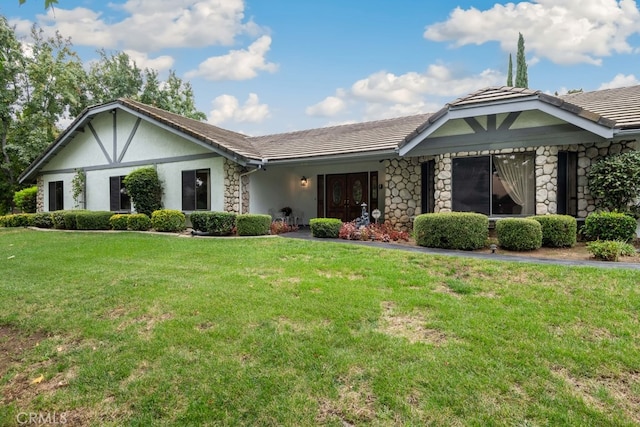 view of front of home featuring a front yard