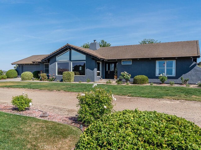 ranch-style house featuring a front yard