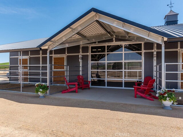 view of front of house featuring an outdoor structure