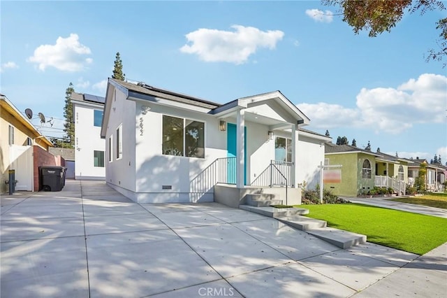 view of front of house featuring a front lawn