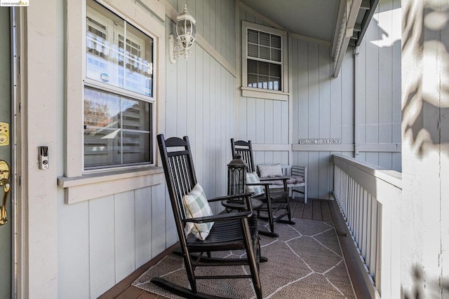 balcony featuring covered porch