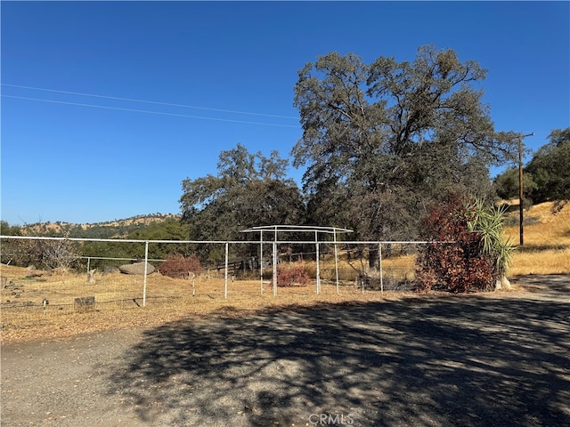 view of yard featuring a rural view