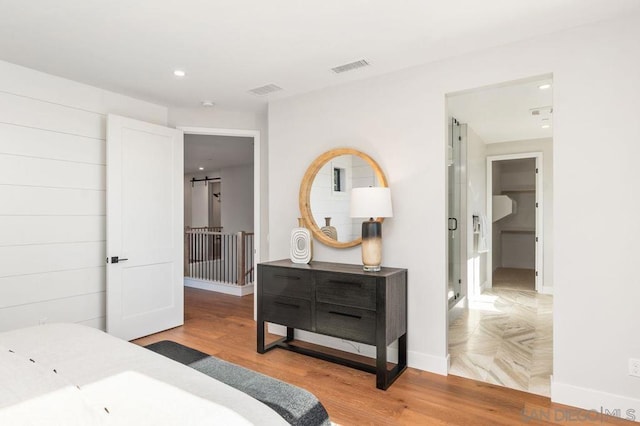 bedroom featuring a barn door