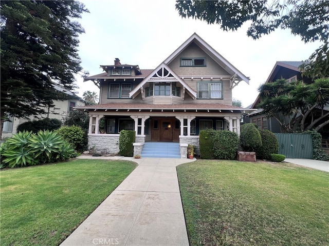 craftsman house with a front lawn and covered porch