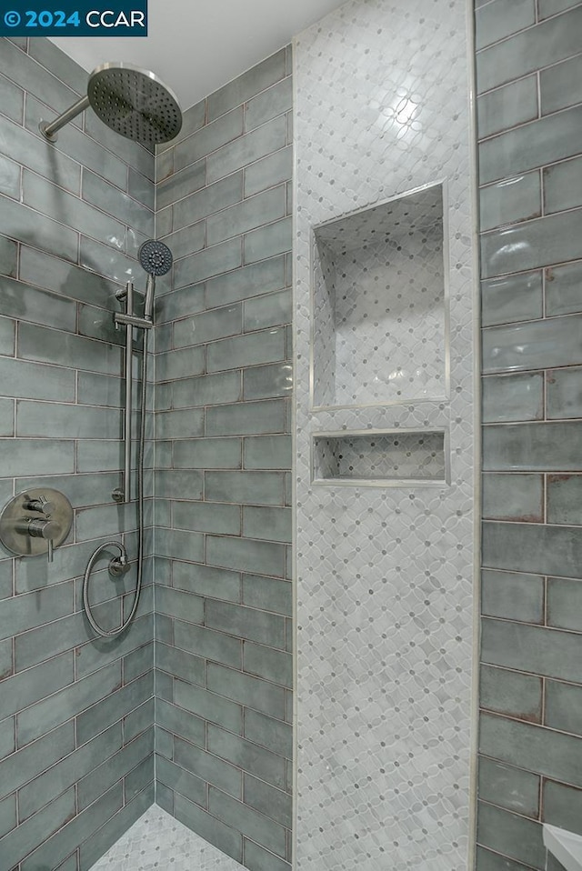 bathroom featuring tiled shower