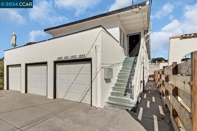 view of front facade featuring a garage