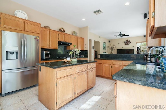 kitchen featuring light tile patterned floors, sink, a center island, ceiling fan, and stainless steel fridge with ice dispenser