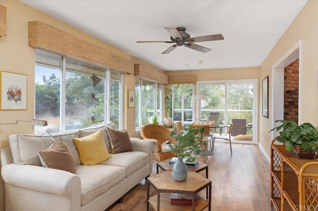 sunroom with ceiling fan