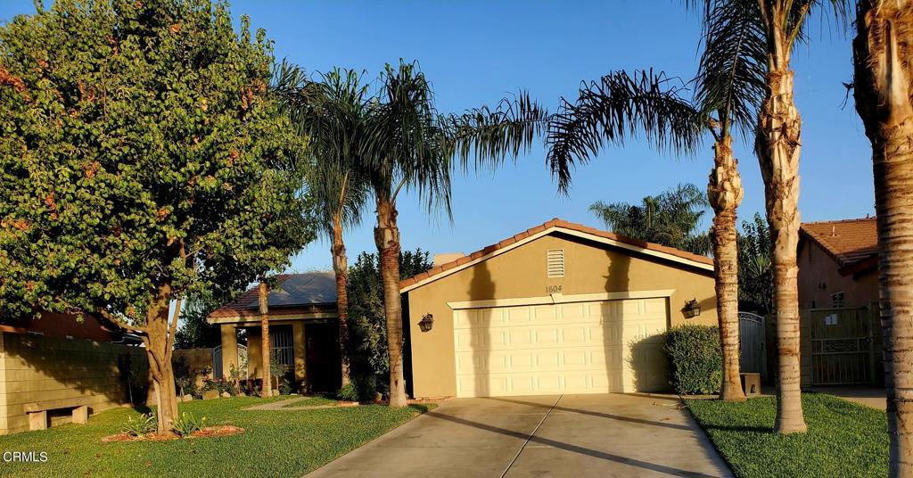 view of front of house with a front lawn and a garage